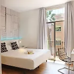 Chic & Basic Tallers Hostal