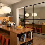 Chic & Basic Tallers Hostal